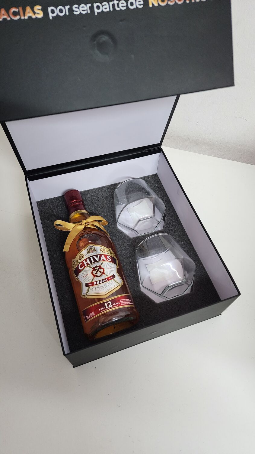 Cajas de cartón con diseño de marca para entrega de producto