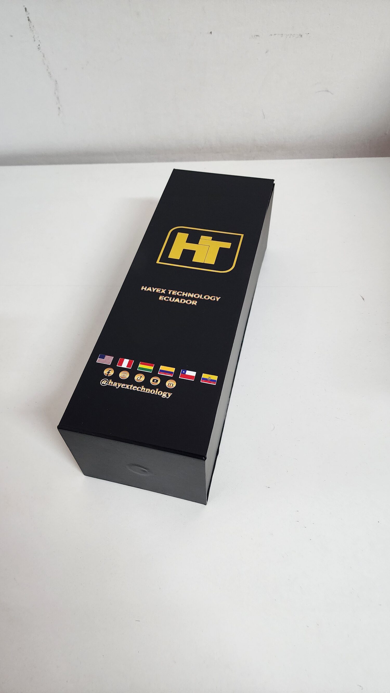 Empaque de cartón personalizado con logo, producido en Quito