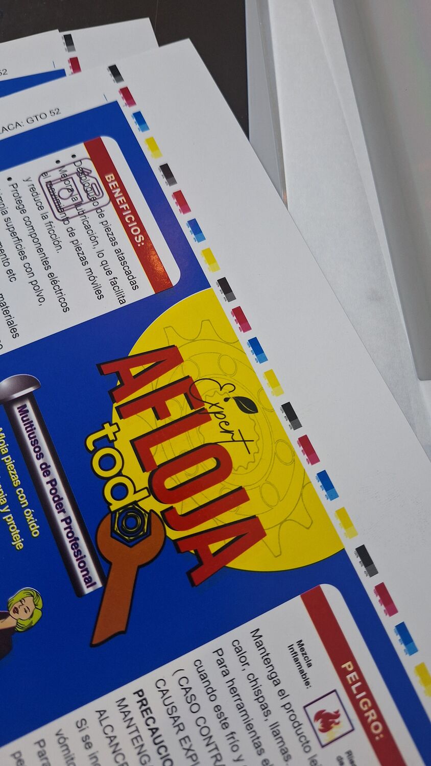 Etiquetas de producto impresas con la identidad de la marca