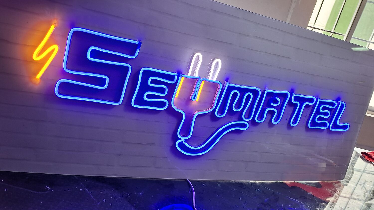 Rótulo de neón flex para local